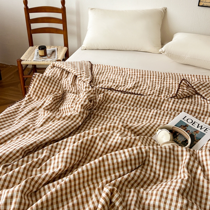 91家纺网 家纺一手货源 找家纺 逸林家纺2026新款水洗棉夏被无印风格子夏被空调被贝壳绣系列学生单/双人夏被 豆沙小格