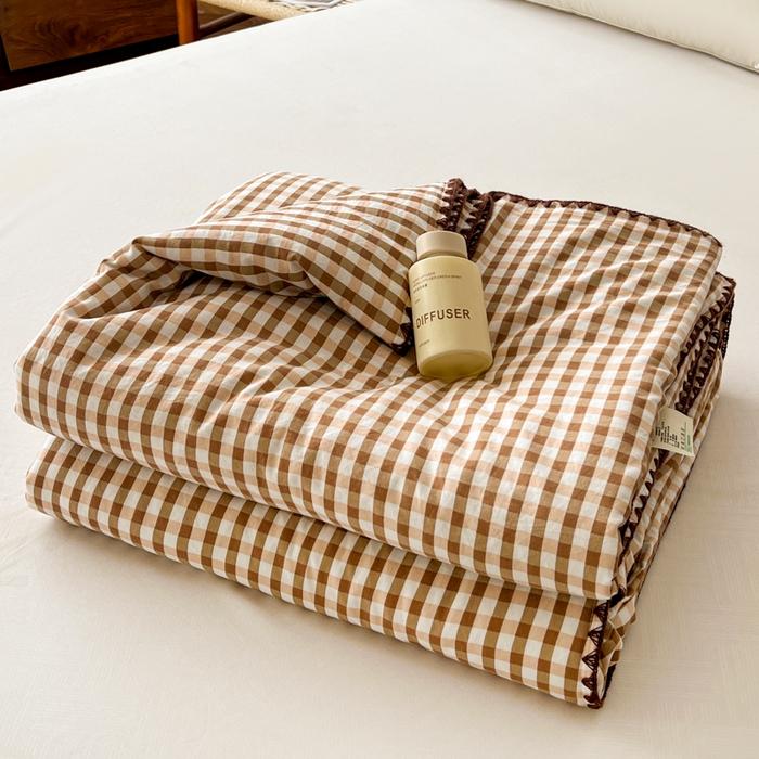 91家纺网 家纺一手货源 找家纺 逸林家纺2026新款水洗棉夏被无印风格子夏被空调被贝壳绣系列学生单/双人夏被 豆沙小格