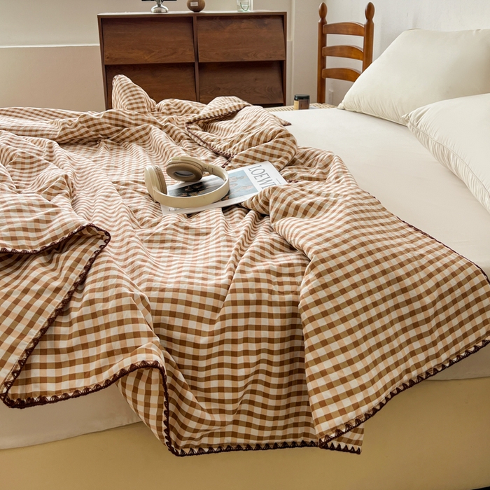 91家纺网 家纺一手货源 找家纺 逸林家纺2026新款水洗棉夏被无印风格子夏被空调被贝壳绣系列学生单/双人夏被 豆沙小格