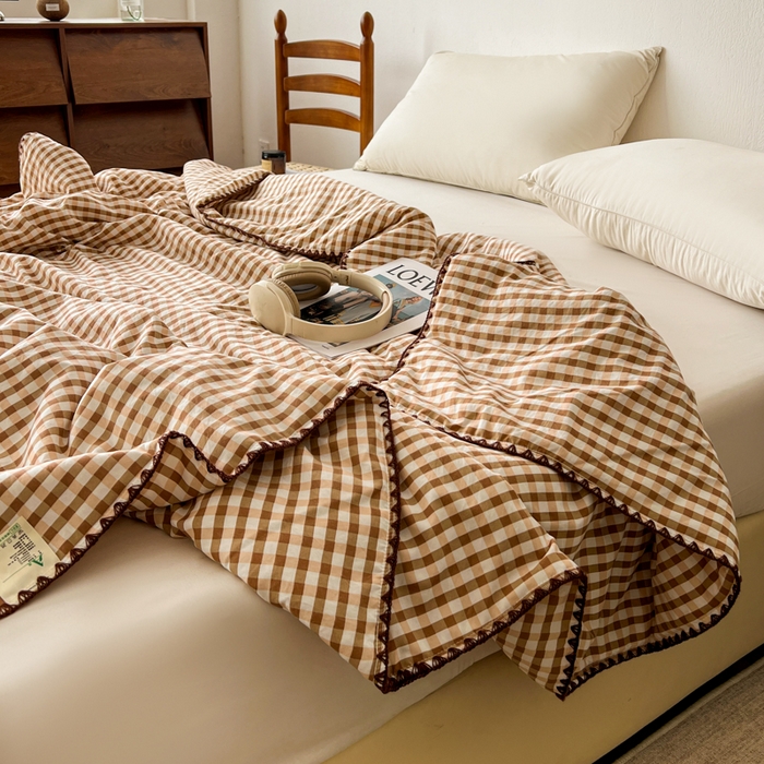 91家纺网 家纺一手货源 找家纺 逸林家纺2026新款水洗棉夏被无印风格子夏被空调被贝壳绣系列学生单/双人夏被 豆沙小格