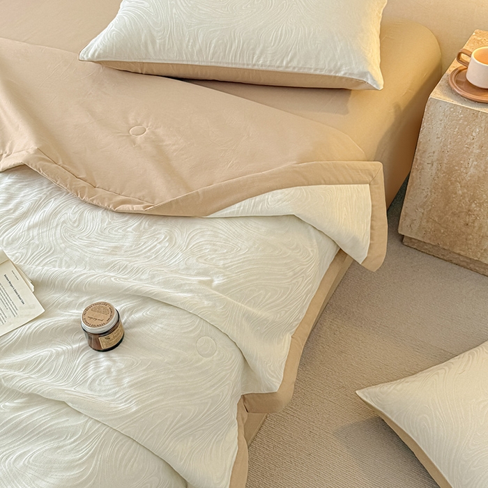 91家纺网 家纺一手货源 找家纺 一加一 2026新款全棉纯棉三层纱色织提花大豆夏被四件套-云棉肌理 凯迪娜（米白）