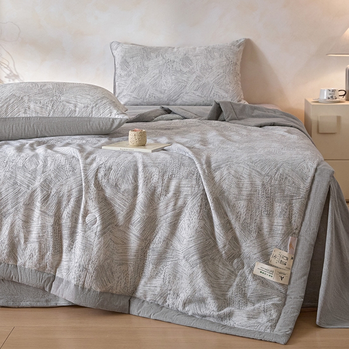 91家纺网 家纺一手货源 找家纺 一加一 2026新款全棉纯棉三层纱色织提花大豆夏被四件套-云棉肌理 凯撒-灰