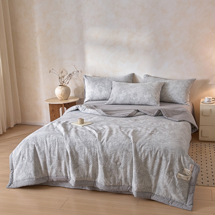 91家纺网 家纺一手货源 找家纺 一加一 2026新款全棉纯棉三层纱色织提花大豆夏被四件套-云棉肌理 凯撒-灰
