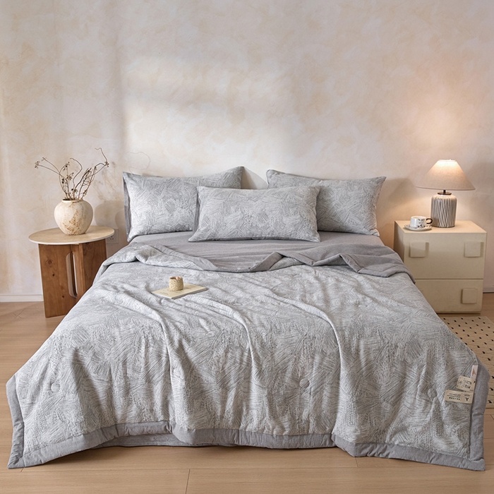 91家纺网 家纺一手货源 找家纺 一加一 2026新款全棉纯棉三层纱色织提花大豆夏被四件套-云棉肌理 凯撒-灰