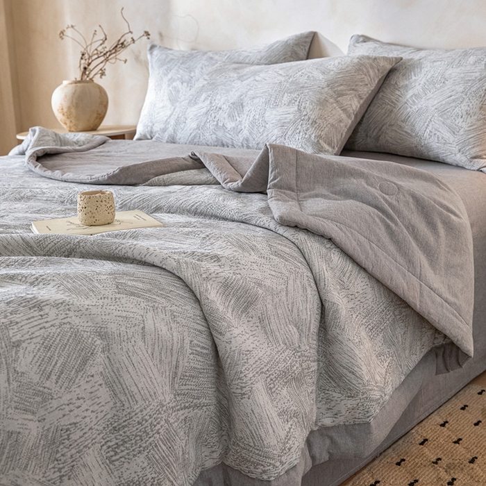 91家纺网 家纺一手货源 找家纺 一加一 2026新款全棉纯棉三层纱色织提花大豆夏被四件套-云棉肌理 凯撒-灰