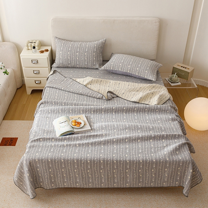 91家纺网 家纺一手货源 找家纺 悦然毛巾被 2026新款三层纱全棉纱布毛巾被盖毯夏被床单夏凉被空调被 空境灰