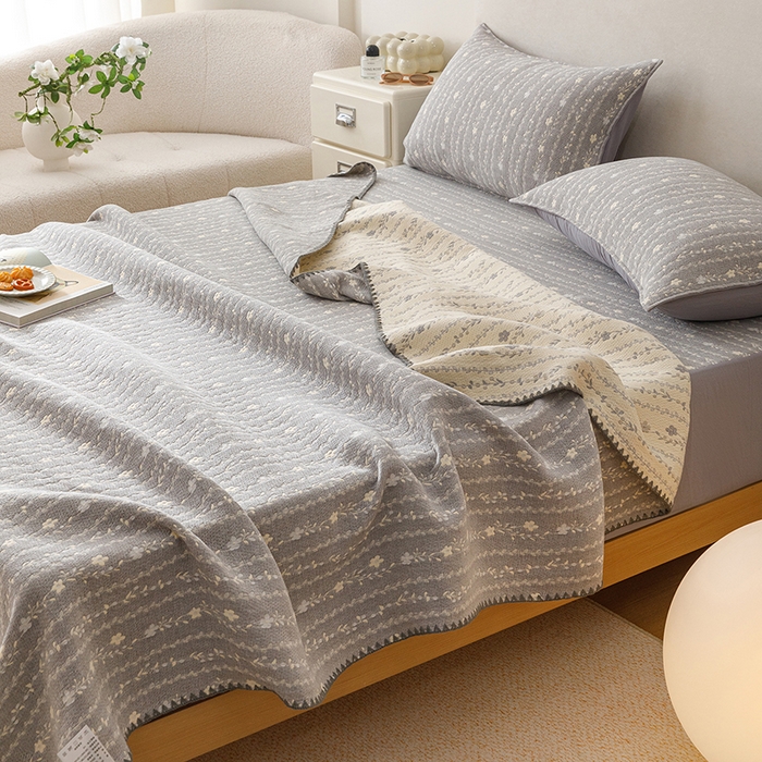 91家纺网 家纺一手货源 找家纺 悦然毛巾被 2026新款三层纱全棉纱布毛巾被盖毯夏被床单夏凉被空调被 空境灰