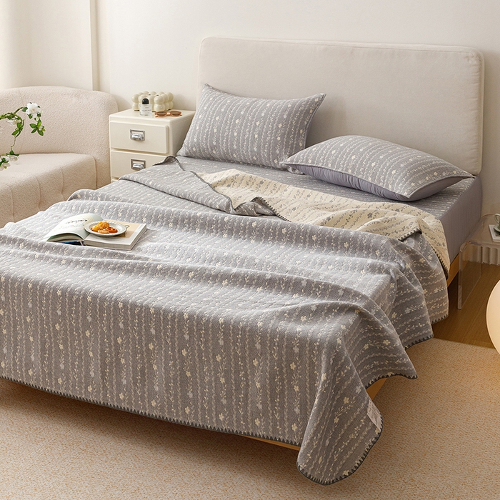 91家纺网 家纺一手货源 找家纺 悦然毛巾被 2026新款三层纱全棉纱布毛巾被盖毯夏被床单夏凉被空调被 空境灰