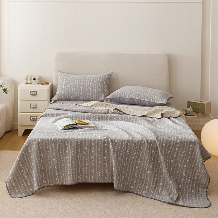 91家纺网 家纺一手货源 找家纺 悦然毛巾被 2026新款三层纱全棉纱布毛巾被盖毯夏被床单夏凉被空调被 空境灰