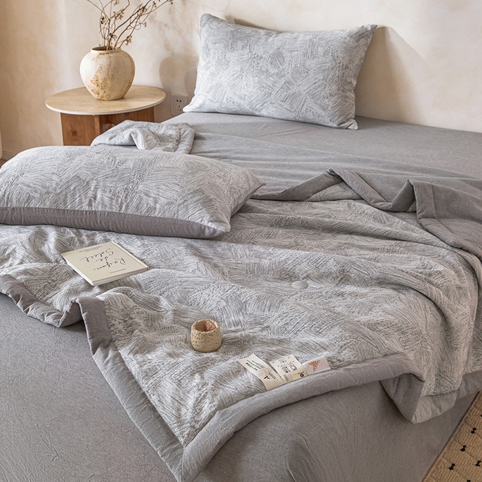 91家纺网 家纺一手货源 找家纺 一加一 2026新款全棉纯棉三层纱色织提花大豆夏被四件套-云棉肌理 凯撒-灰