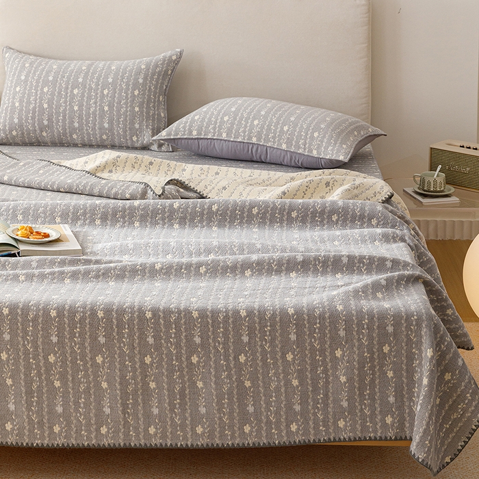 91家纺网 家纺一手货源 找家纺 悦然毛巾被 2026新款三层纱全棉纱布毛巾被盖毯夏被床单夏凉被空调被 空境灰