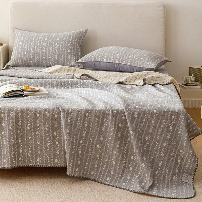 91家纺网 家纺一手货源 找家纺 悦然毛巾被 2026新款三层纱全棉纱布毛巾被盖毯夏被床单夏凉被空调被 空境灰