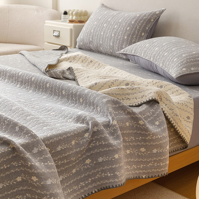 91家纺网 家纺一手货源 找家纺 悦然毛巾被 2026新款三层纱全棉纱布毛巾被盖毯夏被床单夏凉被空调被 空境灰