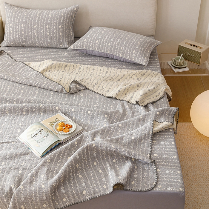 91家纺网 家纺一手货源 找家纺 悦然毛巾被 2026新款三层纱全棉纱布毛巾被盖毯夏被床单夏凉被空调被 空境灰