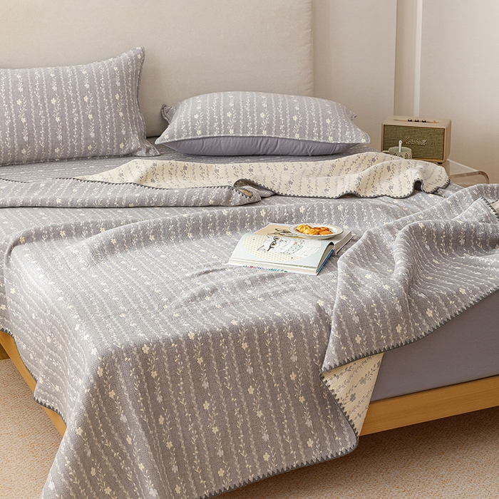 91家纺网 家纺一手货源 找家纺 悦然毛巾被 2026新款三层纱全棉纱布毛巾被盖毯夏被床单夏凉被空调被 空境灰