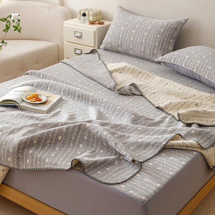 91家纺网 家纺一手货源 找家纺 悦然毛巾被 2026新款三层纱全棉纱布毛巾被盖毯夏被床单夏凉被空调被 空境灰