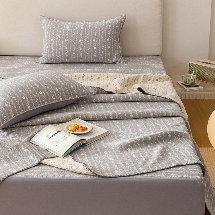 91家纺网 家纺一手货源 找家纺 悦然毛巾被 2026新款三层纱全棉纱布毛巾被盖毯夏被床单夏凉被空调被 空境灰