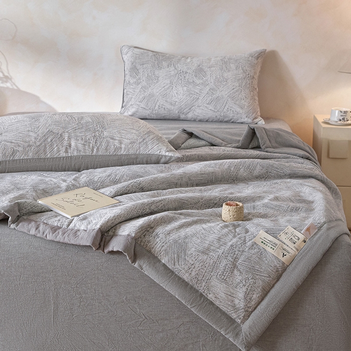 91家纺网 家纺一手货源 找家纺 一加一 2026新款全棉纯棉三层纱色织提花大豆夏被四件套-云棉肌理 凯撒-灰