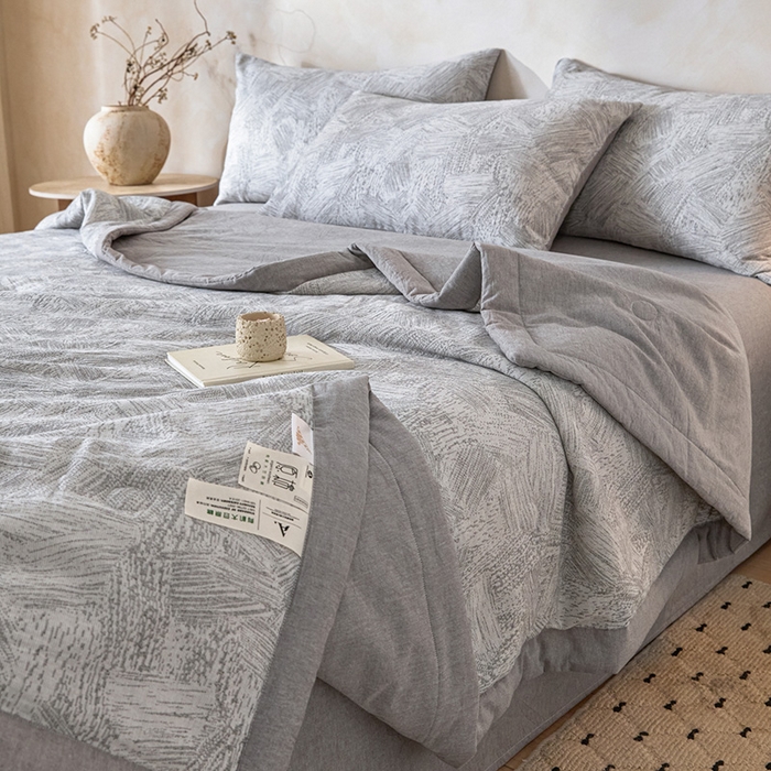 91家纺网 家纺一手货源 找家纺 一加一 2026新款全棉纯棉三层纱色织提花大豆夏被四件套-云棉肌理 凯撒-灰