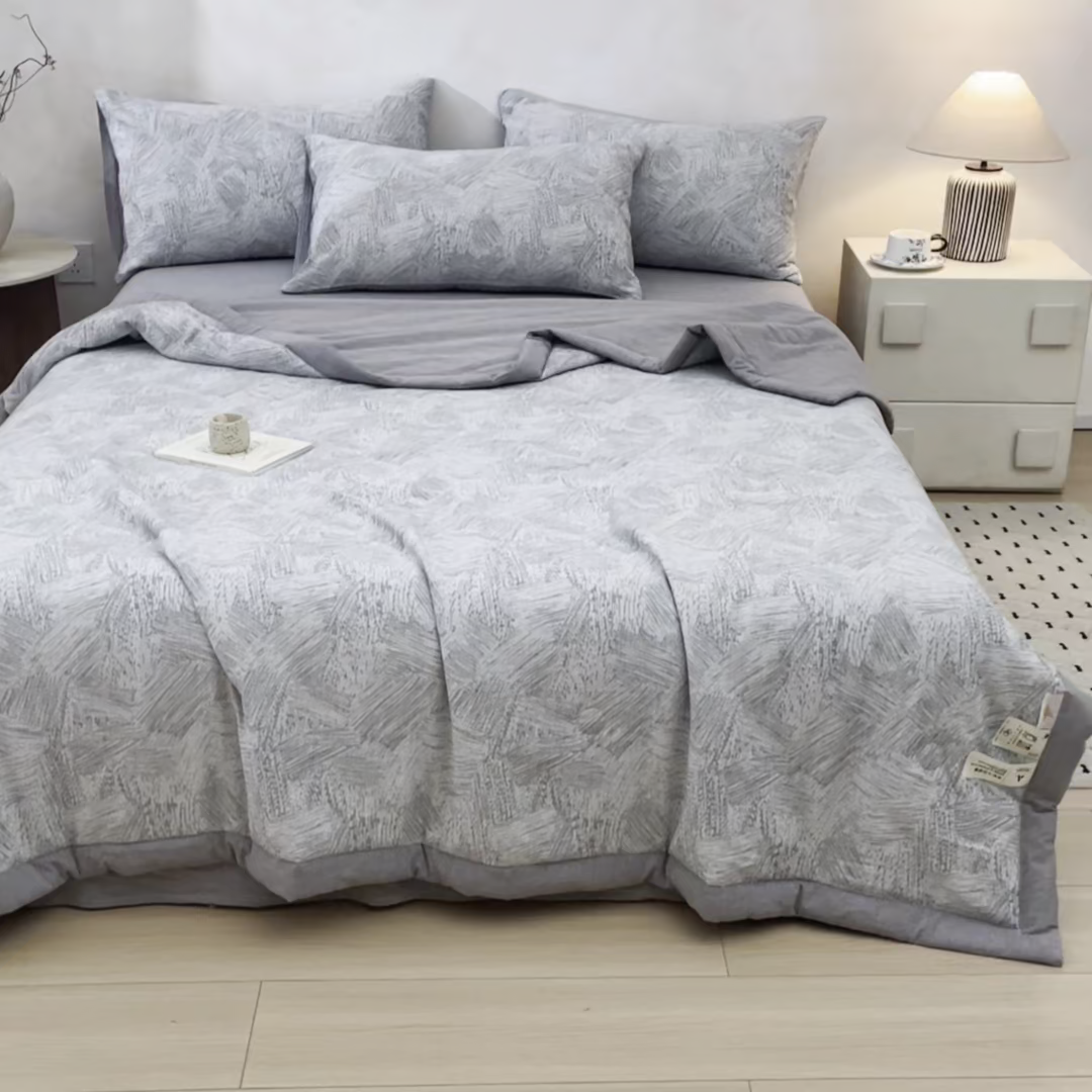 91家纺网 家纺一手货源 找家纺 一加一 2026新款全棉纯棉三层纱色织提花大豆夏被四件套-云棉肌理 凯撒-灰