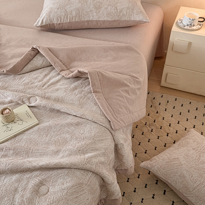 91家纺网 家纺一手货源 找家纺 一加一 2026新款全棉纯棉三层纱色织提花大豆夏被四件套-云棉肌理 凯撒-卡其