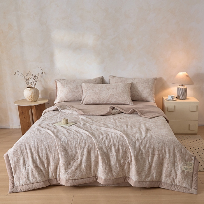 91家纺网 家纺一手货源 找家纺 一加一 2026新款全棉纯棉三层纱色织提花大豆夏被四件套-云棉肌理 凯撒-卡其