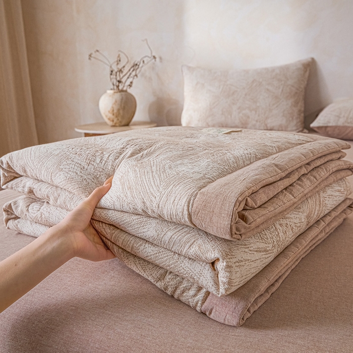 91家纺网 家纺一手货源 找家纺 一加一 2026新款全棉纯棉三层纱色织提花大豆夏被四件套-云棉肌理 凯撒-卡其