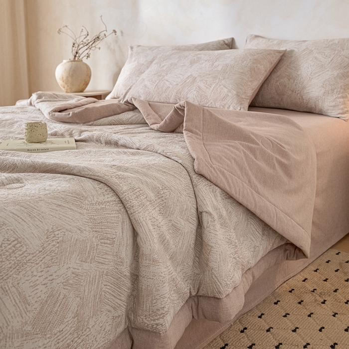 91家纺网 家纺一手货源 找家纺 一加一 2026新款全棉纯棉三层纱色织提花大豆夏被四件套-云棉肌理 凯撒-卡其