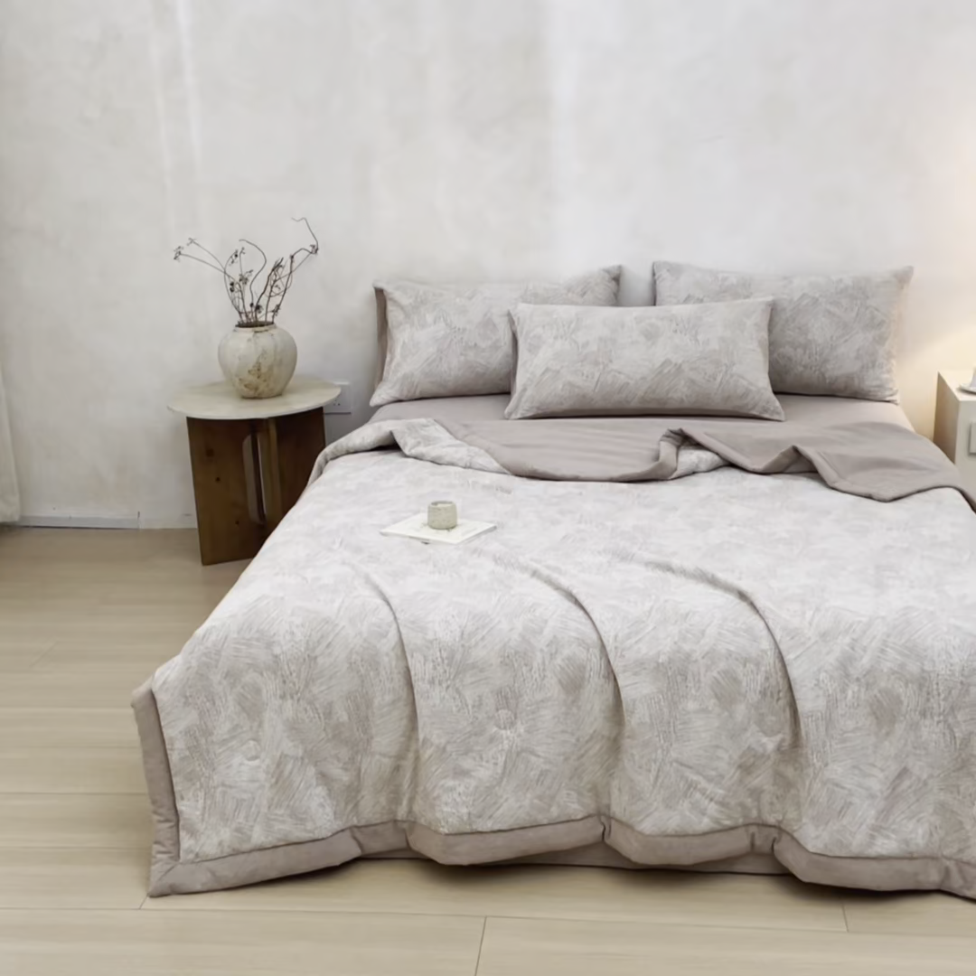 91家纺网 家纺一手货源 找家纺 一加一 2026新款全棉纯棉三层纱色织提花大豆夏被四件套-云棉肌理 凯撒-卡其