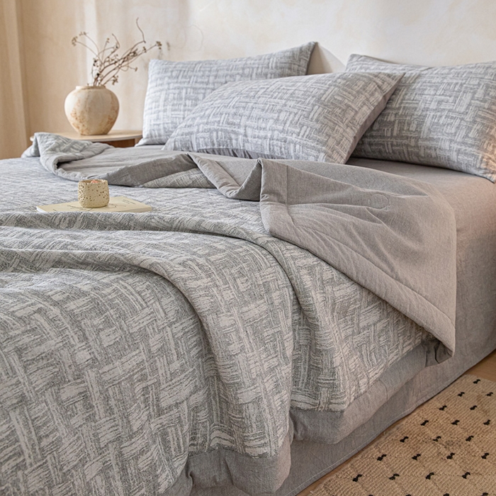 91家纺网 家纺一手货源 找家纺 一加一 2026新款全棉纯棉三层纱色织提花大豆夏被四件套-云棉肌理 凯斯悦-灰