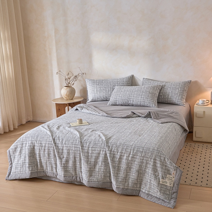 91家纺网 家纺一手货源 找家纺 一加一 2026新款全棉纯棉三层纱色织提花大豆夏被四件套-云棉肌理 凯斯悦-灰