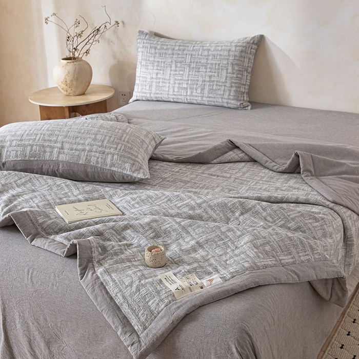 91家纺网 家纺一手货源 找家纺 一加一 2026新款全棉纯棉三层纱色织提花大豆夏被四件套-云棉肌理 凯斯悦-灰