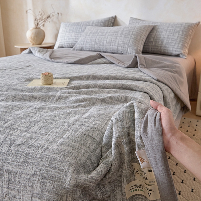 91家纺网 家纺一手货源 找家纺 一加一 2026新款全棉纯棉三层纱色织提花大豆夏被四件套-云棉肌理 凯斯悦-灰