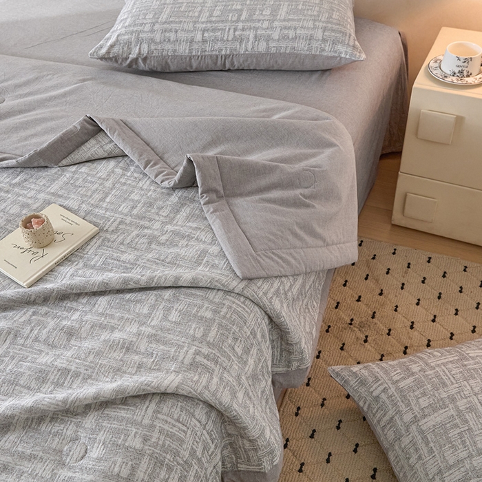 91家纺网 家纺一手货源 找家纺 一加一 2026新款全棉纯棉三层纱色织提花大豆夏被四件套-云棉肌理 凯斯悦-灰