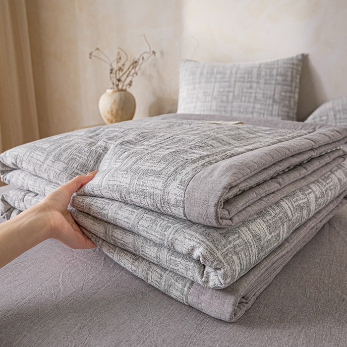 91家纺网 家纺一手货源 找家纺 一加一 2026新款全棉纯棉三层纱色织提花大豆夏被四件套-云棉肌理 凯斯悦-灰