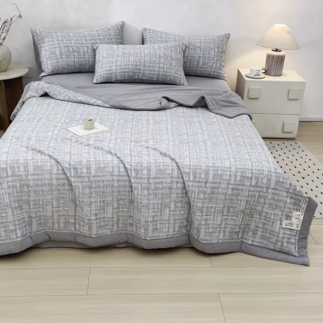 91家纺网 家纺一手货源 找家纺 一加一 2026新款全棉纯棉三层纱色织提花大豆夏被四件套-云棉肌理 凯斯悦-灰