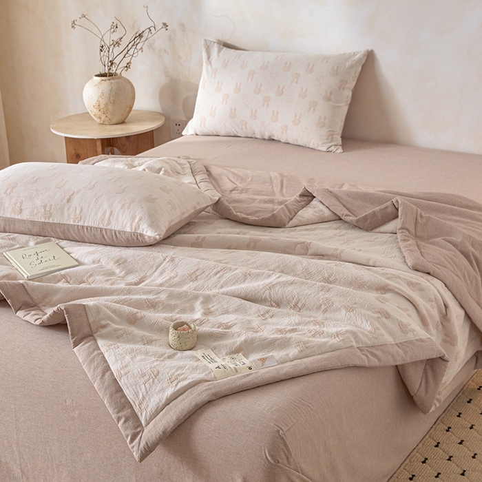 91家纺网 家纺一手货源 找家纺 一加一 2026新款全棉纯棉三层纱色织提花大豆夏被四件套-云棉肌理 兔子-卡其