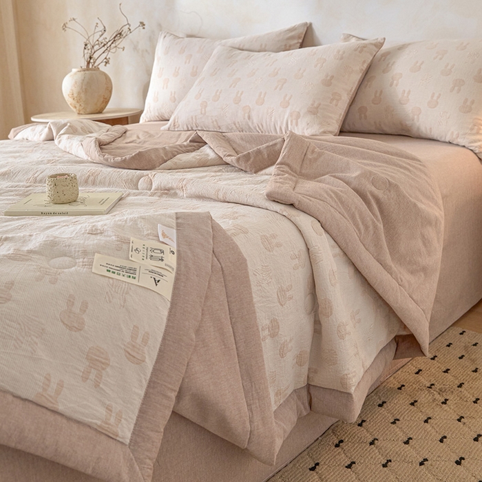 91家纺网 家纺一手货源 找家纺 一加一 2026新款全棉纯棉三层纱色织提花大豆夏被四件套-云棉肌理 兔子-卡其