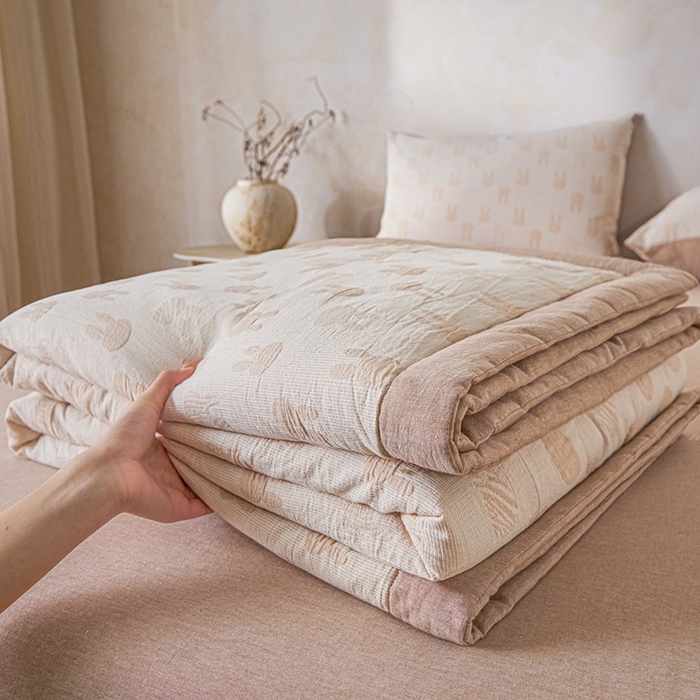 91家纺网 家纺一手货源 找家纺 一加一 2026新款全棉纯棉三层纱色织提花大豆夏被四件套-云棉肌理 兔子-卡其