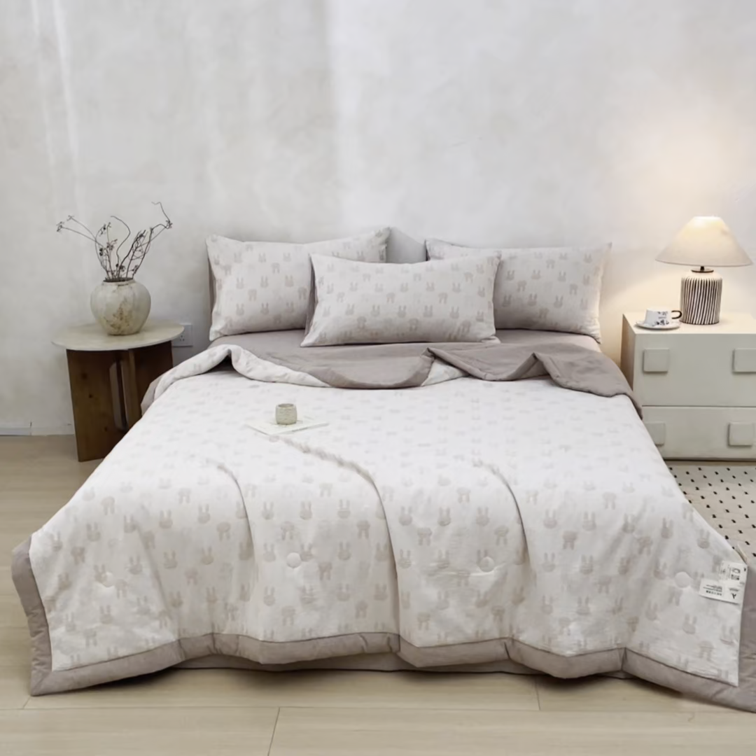91家纺网 家纺一手货源 找家纺 一加一 2026新款全棉纯棉三层纱色织提花大豆夏被四件套-云棉肌理 兔子-卡其