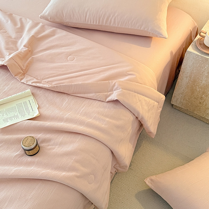 91家纺网 家纺一手货源 找家纺 一加一 2026新款全棉纯棉三层纱色织提花大豆夏被四件套-云棉肌理 佐冉（粉金）