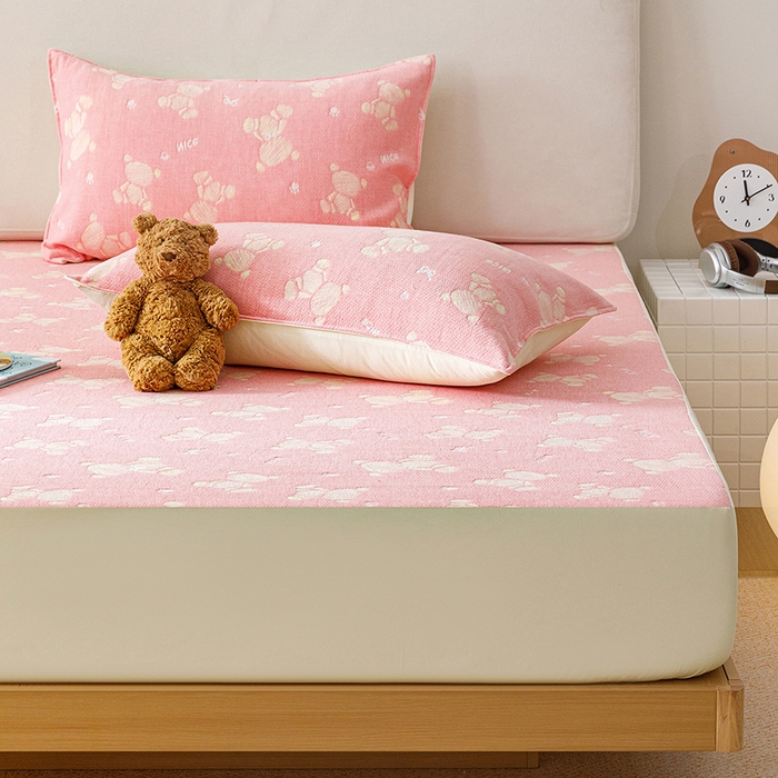 91家纺网 家纺一手货源 找家纺 悦然毛巾被 2026新款水洗三层纱布全棉床笠套件床单夹棉床罩A类单床笠床笠单件 晴粉