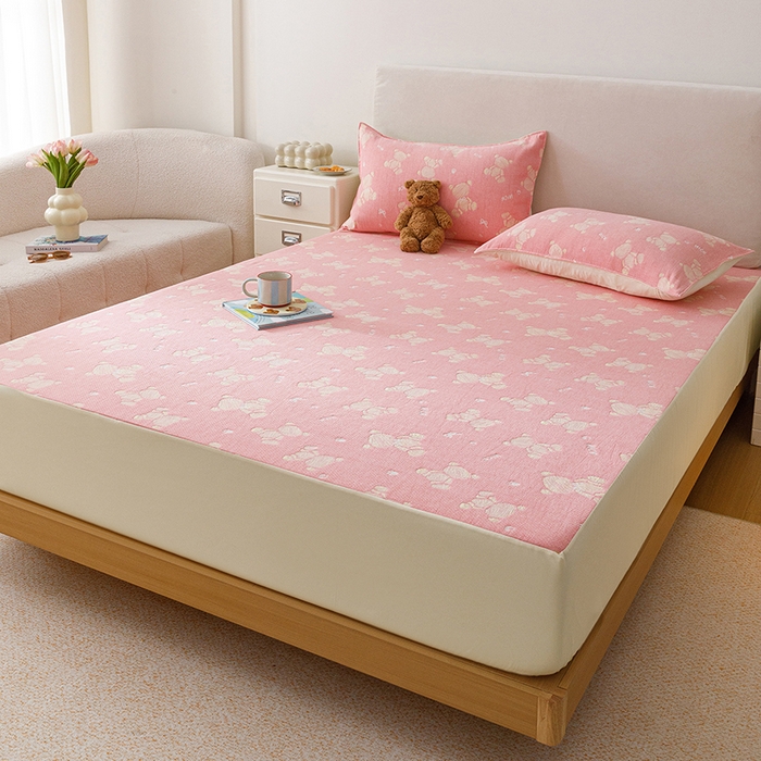 91家纺网 家纺一手货源 找家纺 悦然毛巾被 2026新款水洗三层纱布全棉床笠套件床单夹棉床罩A类单床笠床笠单件 晴粉