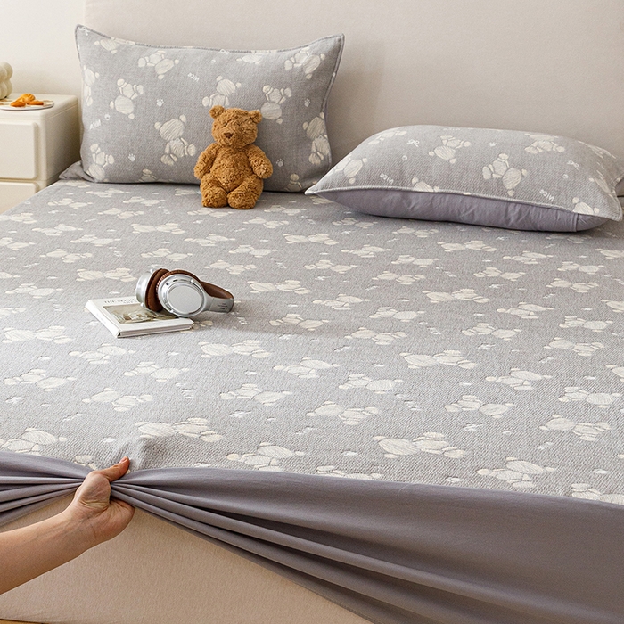 91家纺网 家纺一手货源 找家纺 悦然毛巾被 2026新款水洗三层纱布全棉床笠套件床单夹棉床罩A类单床笠床笠单件 晴灰