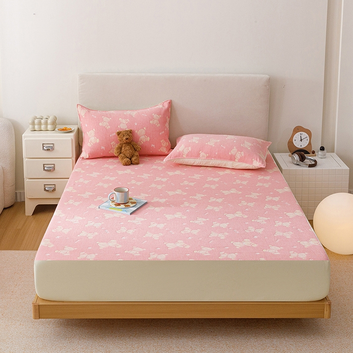 91家纺网 家纺一手货源 找家纺 悦然毛巾被 2026新款水洗三层纱布全棉床笠套件床单夹棉床罩A类单床笠床笠单件 晴粉