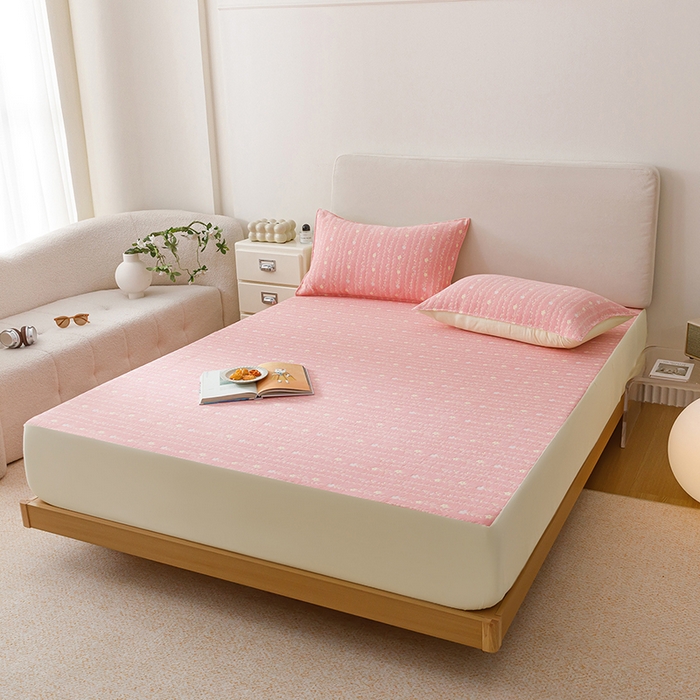 91家纺网 家纺一手货源 找家纺 悦然毛巾被 2026新款水洗三层纱布全棉床笠套件床单夹棉床罩A类单床笠床笠单件 空境粉