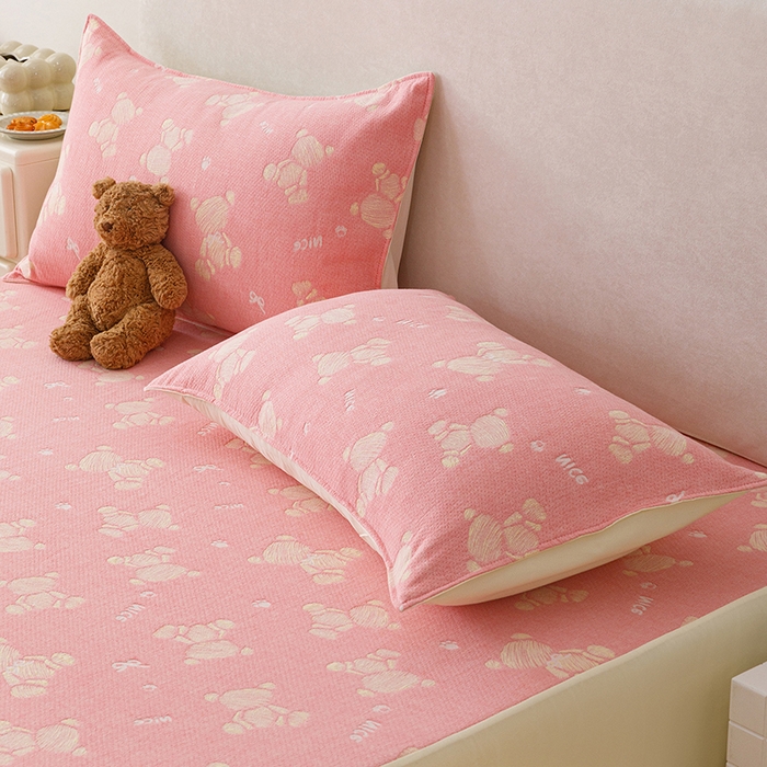 91家纺网 家纺一手货源 找家纺 悦然毛巾被 2026新款水洗三层纱布全棉床笠套件床单夹棉床罩A类单床笠床笠单件 晴粉