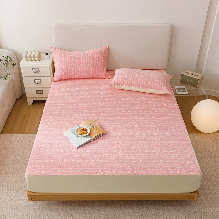 91家纺网 家纺一手货源 找家纺 悦然毛巾被 2026新款水洗三层纱布全棉床笠套件床单夹棉床罩A类单床笠床笠单件 空境粉