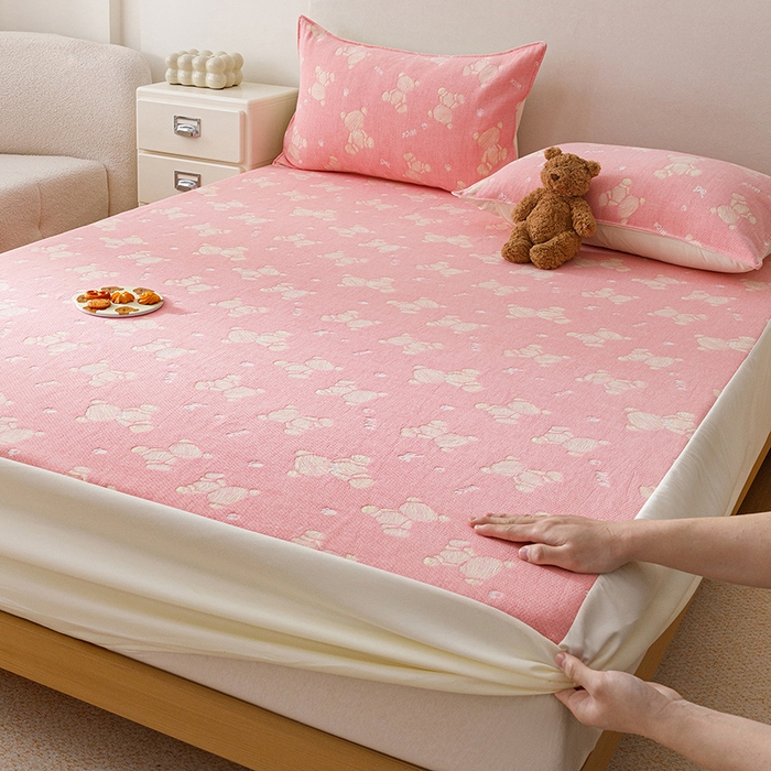 91家纺网 家纺一手货源 找家纺 悦然毛巾被 2026新款水洗三层纱布全棉床笠套件床单夹棉床罩A类单床笠床笠单件 晴粉