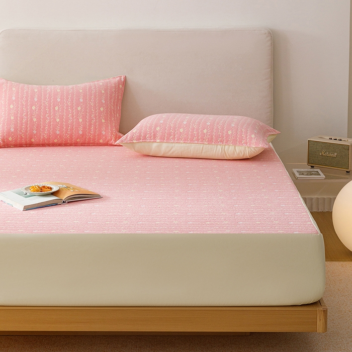 91家纺网 家纺一手货源 找家纺 悦然毛巾被 2026新款水洗三层纱布全棉床笠套件床单夹棉床罩A类单床笠床笠单件 空境粉